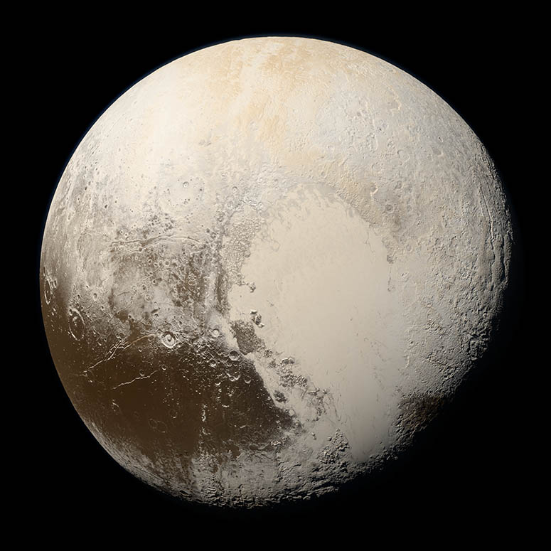Foto av Pluto, i riktiga frger, taget av New Horizons